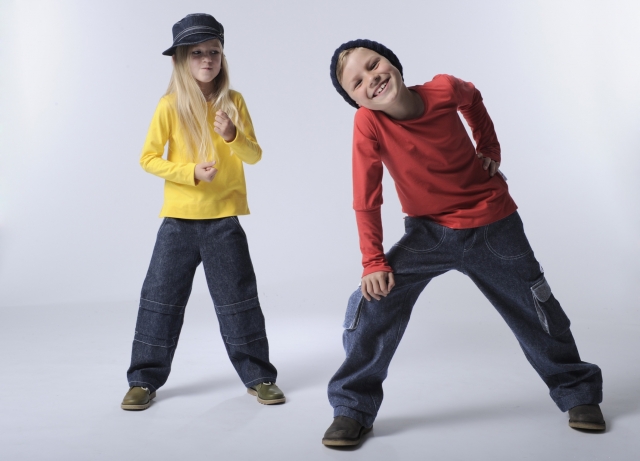 Ökomode in GOTS-Qualität: Farbige Shirts und Jeans von CharLe. Ökomode in GOTS-Qualität: Farbige Shirts und Jeans von CharLe.