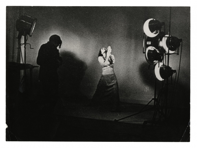 Der Fotograf Siegfried Enkelmann portraitiert die Tänzerin Palucca, o.D.; Copyright: Deutsches Tanza