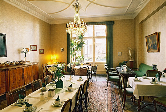 Salon in der Hotel-Pension Funk Berlin.