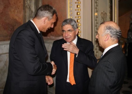 Lambert Liesenberg im Gespräch mit Óscar Arias Sánchez (Mitte). Daneben der Ex-Aussenminister Carlos