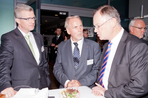 Im Gespräch auf der Wirtschaftsmesse Hannover: Dr. Andreas Koenen, Wirtschaftslounge-Initiator Heine Im Gespräch auf der Wirtschaftsmesse Hannover: Dr. Andreas Koenen, Wirtschaftslounge-Initiator Heine