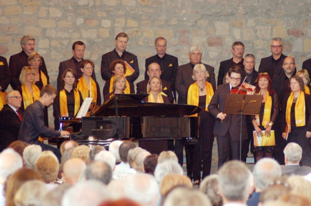 Der SWR SonntagsChor mit Leonard Terres (Klavier) und Johannes Wendel (Violine) bei einer sommerlich Der SWR SonntagsChor mit Leonard Terres (Klavier) und Johannes Wendel (Violine) bei einer sommerlich