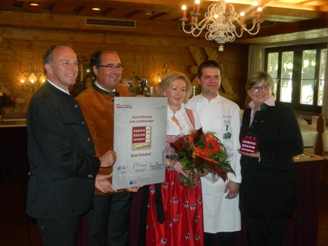 Ehrung zum Genusswirt des Jahres 2013 in Salzburg für das Hotel**** Unterhof: Landesrat Sepp Eisl, M