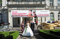 Sie freuen sich (v.l.): Organisatorin Anke Kerp mit Braut-Modell und Hoteldirektor Walter Hubel Sie freuen sich (v.l.): Organisatorin Anke Kerp mit Braut-Modell und Hoteldirektor Walter Hubel
