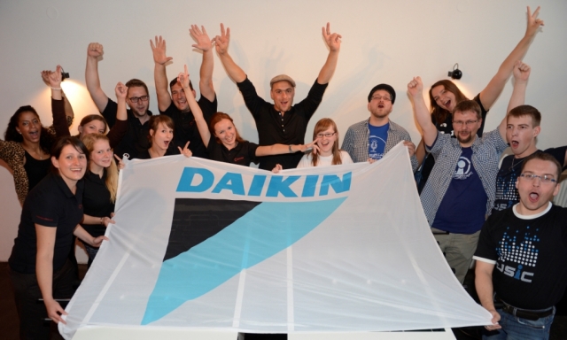 Die Teilnehmerteams des DAIKIN Wettbewerbs Teamplay@work 2012 freuten sichüber ihren Gewinn: ein Tea