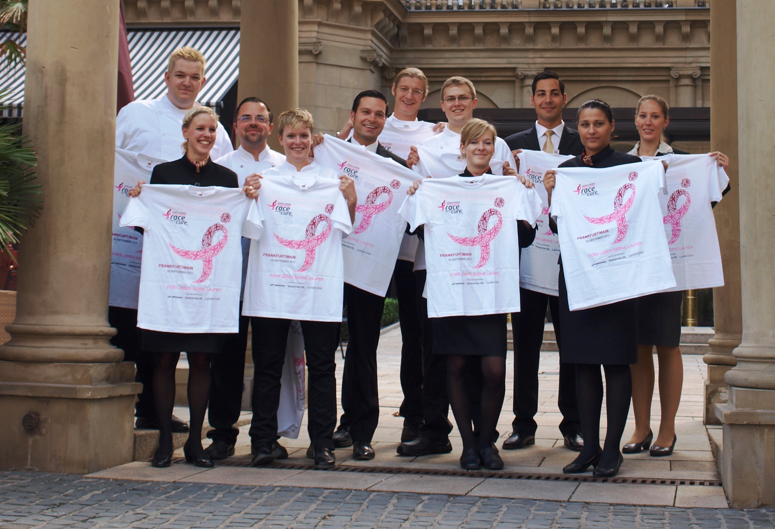 Für den guten Zweck dabei beim 13. Race for the Cure in Frankfurt: Sternekoch Patrick Bittner (ganz Für den guten Zweck dabei beim 13. Race for the Cure in Frankfurt: Sternekoch Patrick Bittner (ganz