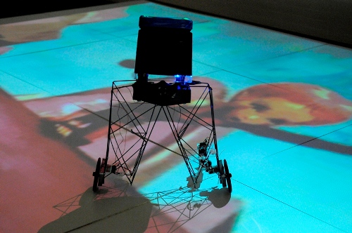 Kleine Roboter tragen die Handy-Oper im fotoliaLAB vor.
