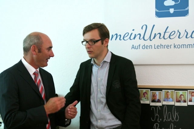 Benjamin Wüstenhagen von meinUnterricht.de (rechts) diskutiert mit Rainer Römer von Microsoft Benjamin Wüstenhagen von meinUnterricht.de (rechts) diskutiert mit Rainer Römer von Microsoft