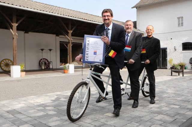 Präsentieren das Zertifikat des ADFC (v.l.n.r.): Christoph von den Driesch, Erster Vorsitzender Grü Präsentieren das Zertifikat des ADFC (v.l.n.r.): Christoph von den Driesch, Erster Vorsitzender Grü
