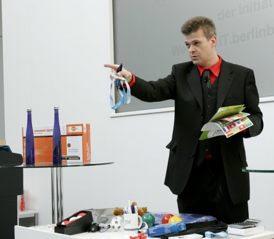 Motivator&Jonglator Stephan Ehlers schlüpft in die Rolle des Auktionators und versteigert Werbegesch