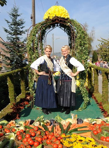 Die Vier- und Marschländer Erntemajestäten Lina von der Heide (re.) und Natalie Zboinski Die Vier- und Marschländer Erntemajestäten Lina von der Heide (re.) und Natalie Zboinski
