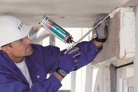 Flexibler Montage-Schaum gleicht Bauteilbewegungen aus. Flexibler Montage-Schaum gleicht Bauteilbewegungen aus.