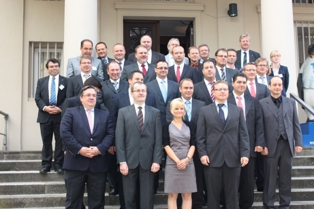 Berufsbegleitendes Studium Facility Management: Absolventen, Dozenten und Vertreter der HOCHTIEF Sol Berufsbegleitendes Studium Facility Management: Absolventen, Dozenten und Vertreter der HOCHTIEF Sol