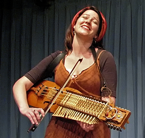 Nyckelharpa-Dozentin Jule Bauer auf BURG FÜRSTENECK Nyckelharpa-Dozentin Jule Bauer auf BURG FÜRSTENECK
