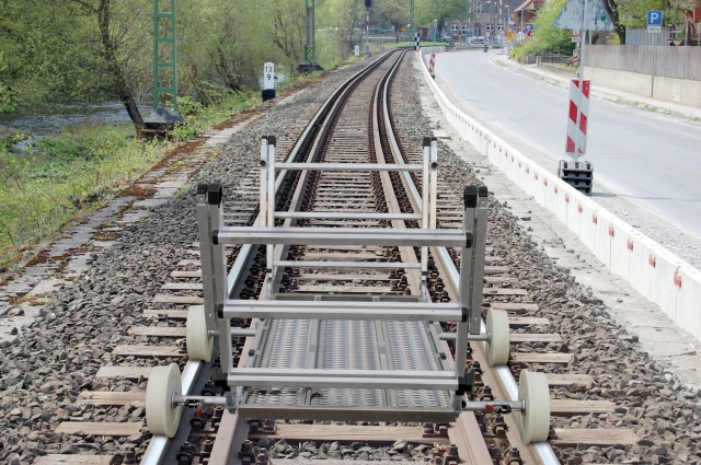 Mit Hilfe des neuen Gleisfahrwerks wird die Rettungs- und Arbeitsplattform zum Transportgerät für di