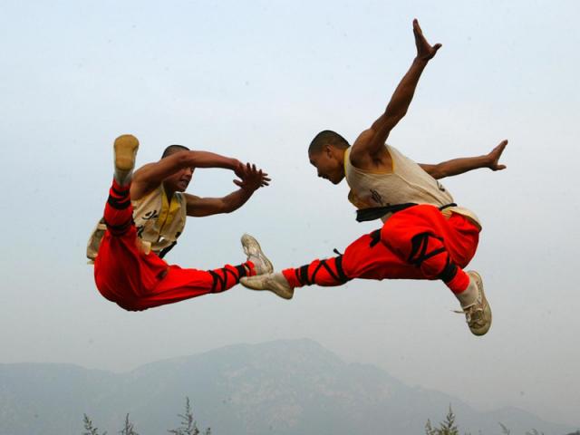Kampfmönche des Shaolin Klosters in Songschan, Henan, China Kampfmönche des Shaolin Klosters in Songschan, Henan, China