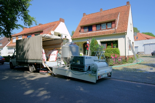 Auf dem Anhänger sind alle Arbeitsgeräte einschließlich Kompressor untergebracht.Über Leitungen wird Auf dem Anhänger sind alle Arbeitsgeräte einschließlich Kompressor untergebracht.Über Leitungen wird