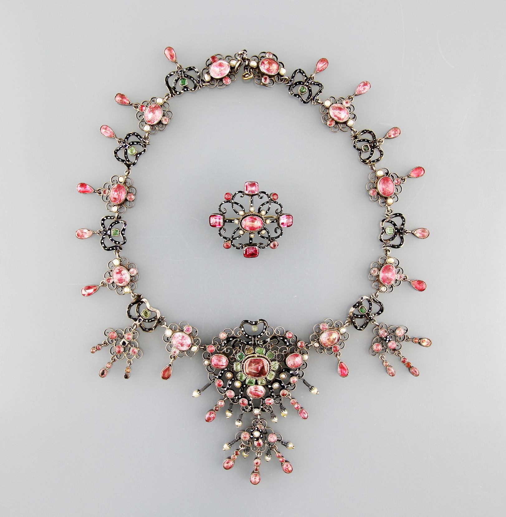 Wiener Emaille-Collier aus der Zeit um 1880. Auktionslimit 300 ? Wiener Emaille-Collier aus der Zeit um 1880. Auktionslimit 300 ?