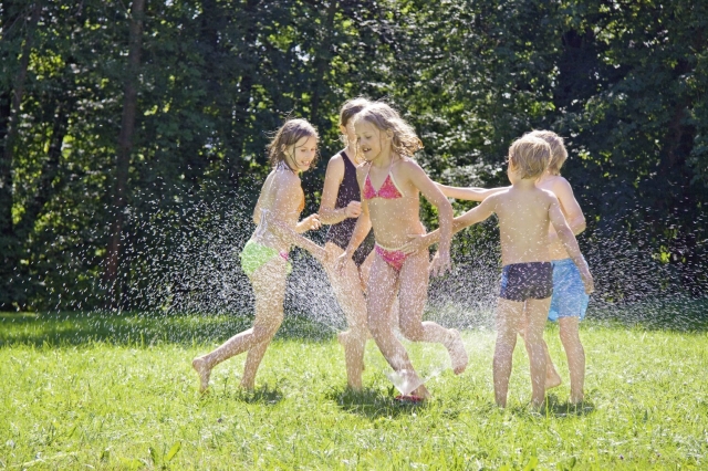 Durch Regenwassernutzung kann ein Vier-Personen-Haushalt bis zu 80.000 Liter Trinkwasser pro Jahr ei Durch Regenwassernutzung kann ein Vier-Personen-Haushalt bis zu 80.000 Liter Trinkwasser pro Jahr ei