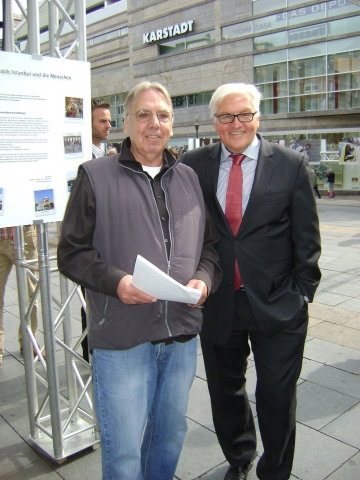 König Roland I. im Gespräch mit Frank-Walter Steinmeierüber den erwarteten Staatsbesuch.