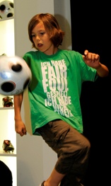 Kickender Junge Kickender Junge