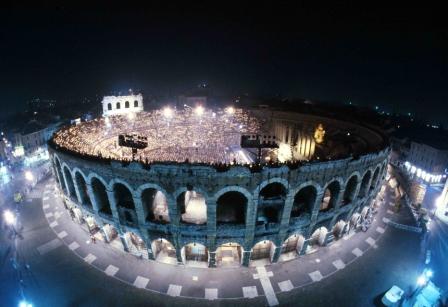 Arena di Verona bei Nacht_ Foto Gianfranco Fainello_Fondazione Arena di Verona - alle Rechte vorbeha Arena di Verona bei Nacht_ Foto Gianfranco Fainello_Fondazione Arena di Verona - alle Rechte vorbeha