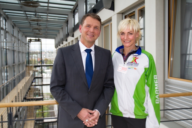 Sportlerin Heike Drechsler mit Thomas Pfaff, Vorstandsvorsitzender des Sparkassen Brokers