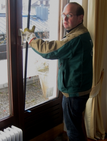 Glaser beim Austausch der Fensterscheibe Glaser beim Austausch der Fensterscheibe