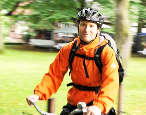 Peta Hesse, Initiator der Aktion bei Wertgarantie, auf dem Weg zur Arbeit.