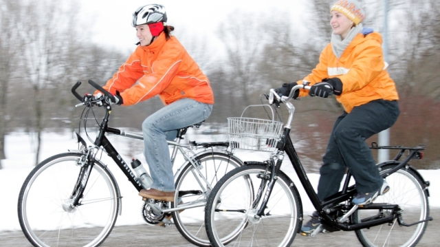 Mütze, Handschuhe und Anorak? viel mehr braucht man auch im Winter nicht zum entspannten Fahrradfahr Mütze, Handschuhe und Anorak? viel mehr braucht man auch im Winter nicht zum entspannten Fahrradfahr