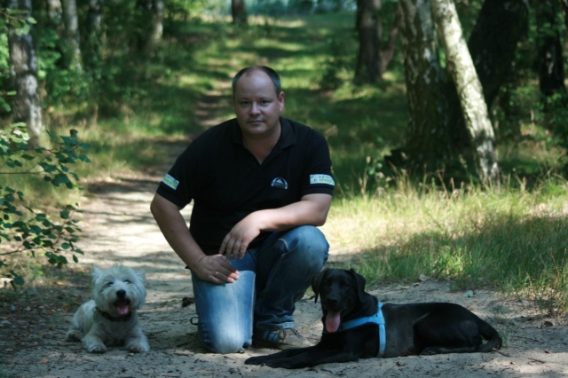 Heimtier Catering Inhaber Thomas Mangler mit seinen beiden Vierbeinern