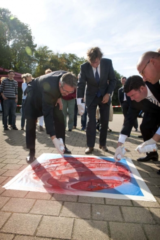v.l.n.r.: Hans Gubbels, Direktor Continium Discovery Center, Jos Som, Bürgermeister der Stadt Kerkra