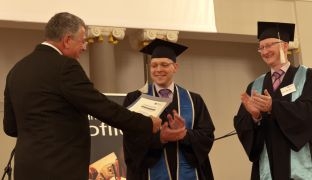 Verleihung des Börje Holmberg-Förderpreises an Tobias Seiler (mitte) durch Bernd Schachtsiek, Stifte Verleihung des Börje Holmberg-Förderpreises an Tobias Seiler (mitte) durch Bernd Schachtsiek, Stifte