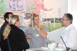 Ausbilder, Personaler, Azubis und Studenten stehen auf der Messe für Fragen zur Verfügung