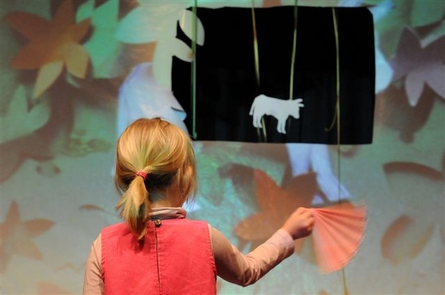 Mit Fächern und selbstgemachten Kastagnetten erleben die Kinder das musikalische Abenteuer Mit Fächern und selbstgemachten Kastagnetten erleben die Kinder das musikalische Abenteuer