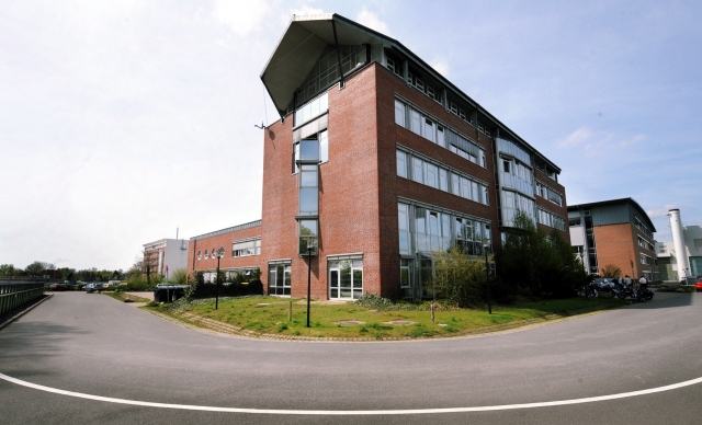 Seit 2008 wir hier geforscht: Heimat des Instituts in Hamburg-Finkenwerder Seit 2008 wir hier geforscht: Heimat des Instituts in Hamburg-Finkenwerder