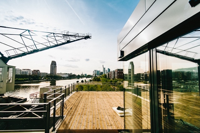 Skylineblick vom neuen Frankfurter Hafenlokal, dem Oosten - Realwirtschaft am Main, auf die Frankfur Skylineblick vom neuen Frankfurter Hafenlokal, dem Oosten - Realwirtschaft am Main, auf die Frankfur