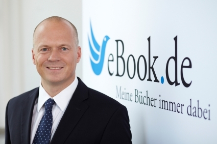Aus Libri.de wird eBook.de: Geschäftsführer Per Dalheimer vor dem neuen Markenlogo Aus Libri.de wird eBook.de: Geschäftsführer Per Dalheimer vor dem neuen Markenlogo