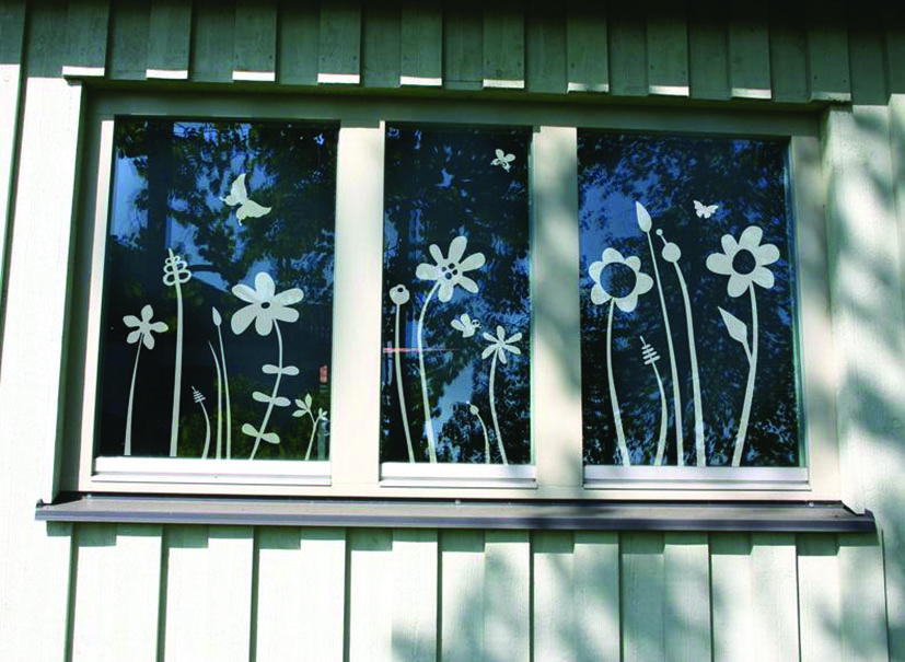 Das Fenster- und Glastattoo 'Blümchenwiese' von www.lovala.com - blüht auch im Winter!