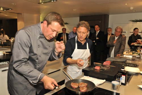 Alexander Herrmann und Axel Pape in der Cooking Lounge (Foto: Olympiastadion Berlin) Alexander Herrmann und Axel Pape in der Cooking Lounge (Foto: Olympiastadion Berlin)