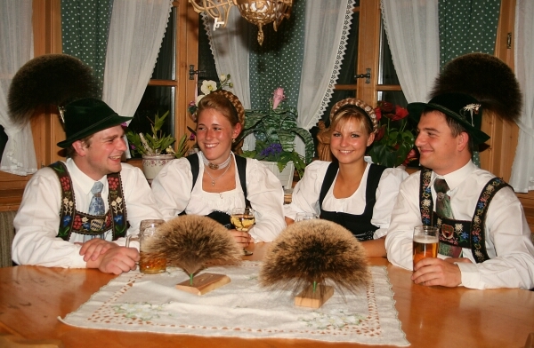 Jugend bei der Gamsbart-Olympiade in Mittenwald Jugend bei der Gamsbart-Olympiade in Mittenwald
