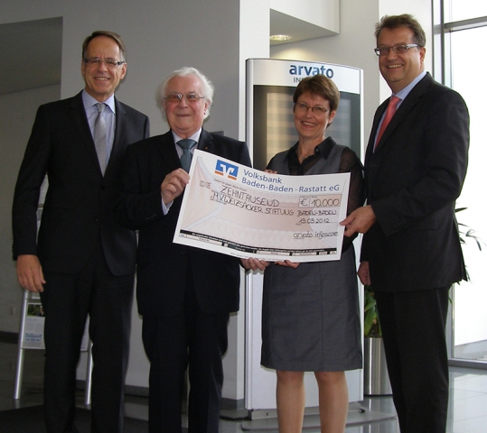 Spendenübergabe an die Marianne von Weizsäcker Stiftung - v.l. Wolfgang Hübner (arvato infoscore), P