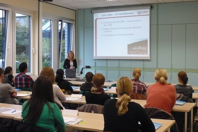 Angela Nordhausen begrüßt die Erstsemester der berufsbegleitenden Studiengänge in den Bereichen Gesu