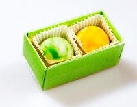 2 bunte Osterpralinen