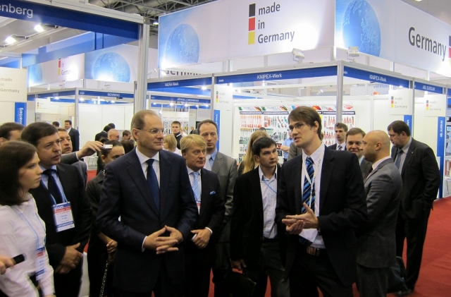 Vasili Jurchenko, Gouverneur der Region Nowosibirsk (3. vl.) eröffnet die elcom Rossija 2012