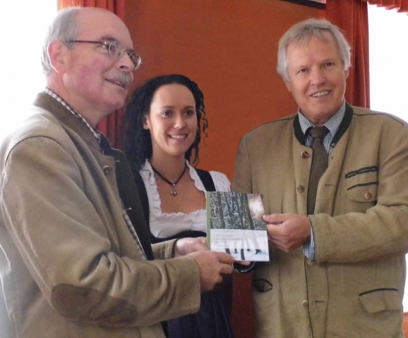Hans Milles, Sprecher Dichterkreis Jagdlyrik im BJV,übergibt das Jahrbuch 2012 an Marion Lenz, Jagdk