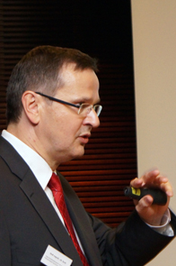 Mit viel Engagement machte Referent Prof. Dr. Jürgen Bott auf dem easycash SEPA Round Table eine Bes