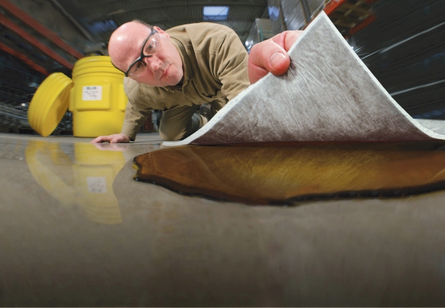 Kommt es zu unerwarteten Leckagen, können die EcoSorb-Matten auch zum nachträglichen Aufsaugen von z