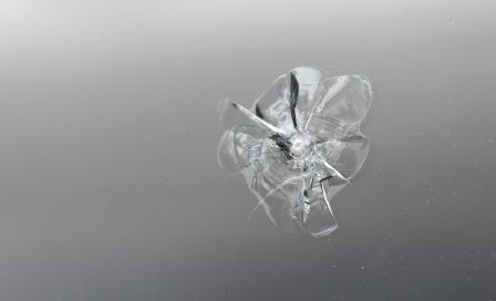Wenn ein Stein auf der Windschutzscheibe Spuren hinterlässt, muss die Scheibe nicht immer ausgewechs Wenn ein Stein auf der Windschutzscheibe Spuren hinterlässt, muss die Scheibe nicht immer ausgewechs