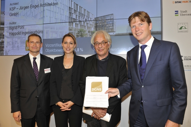 Foto (v.l.n.r.): Senator Michael Müller, Dr. Christine Lemaitre (DGNB), Prof. Alexander Rudolphi (DG Foto (v.l.n.r.): Senator Michael Müller, Dr. Christine Lemaitre (DGNB), Prof. Alexander Rudolphi (DG